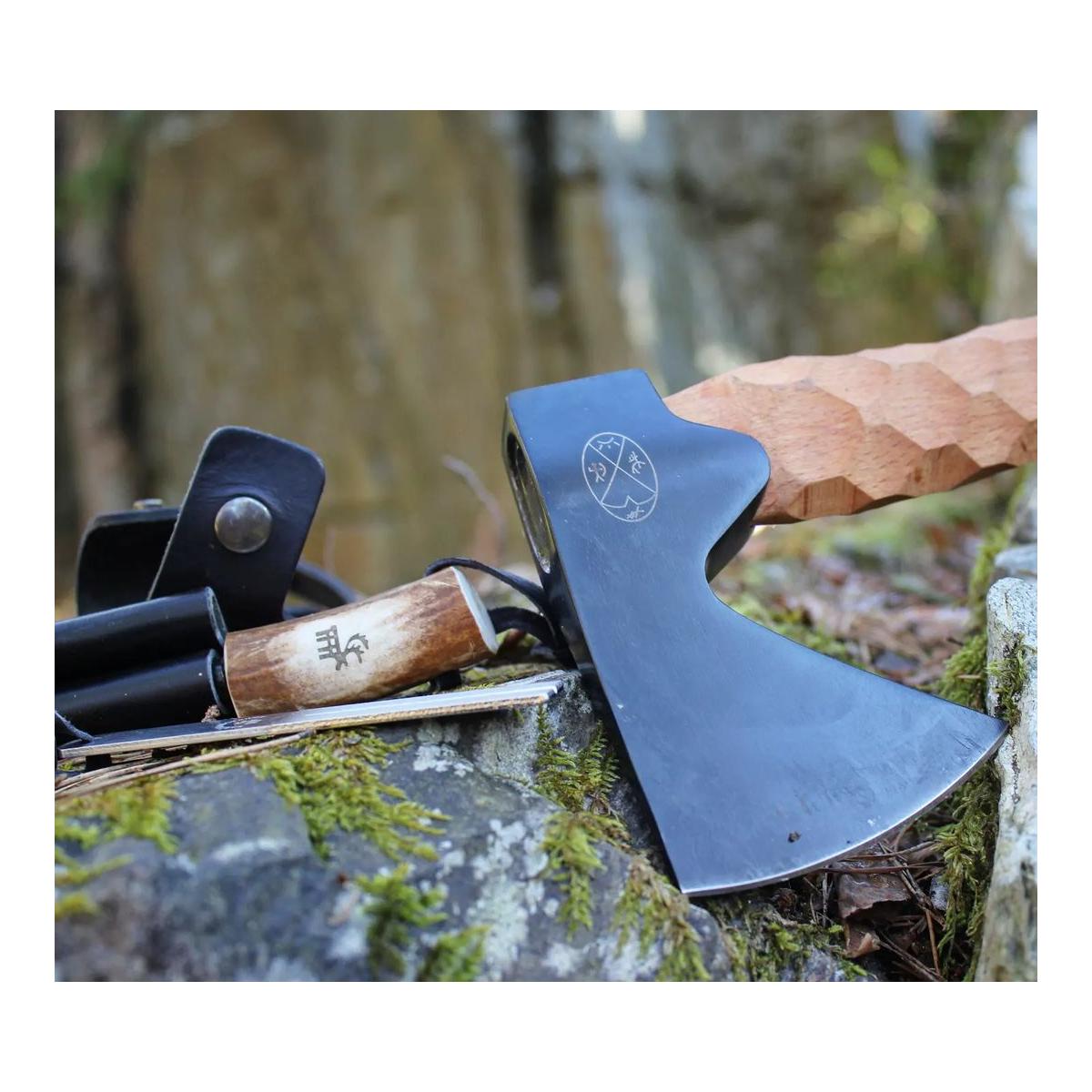 Karesuando Metsämies Hätä - High Carbon - Bushcraft Axt mit Diamantschleifstein, Feuerstahl und Lederscheide