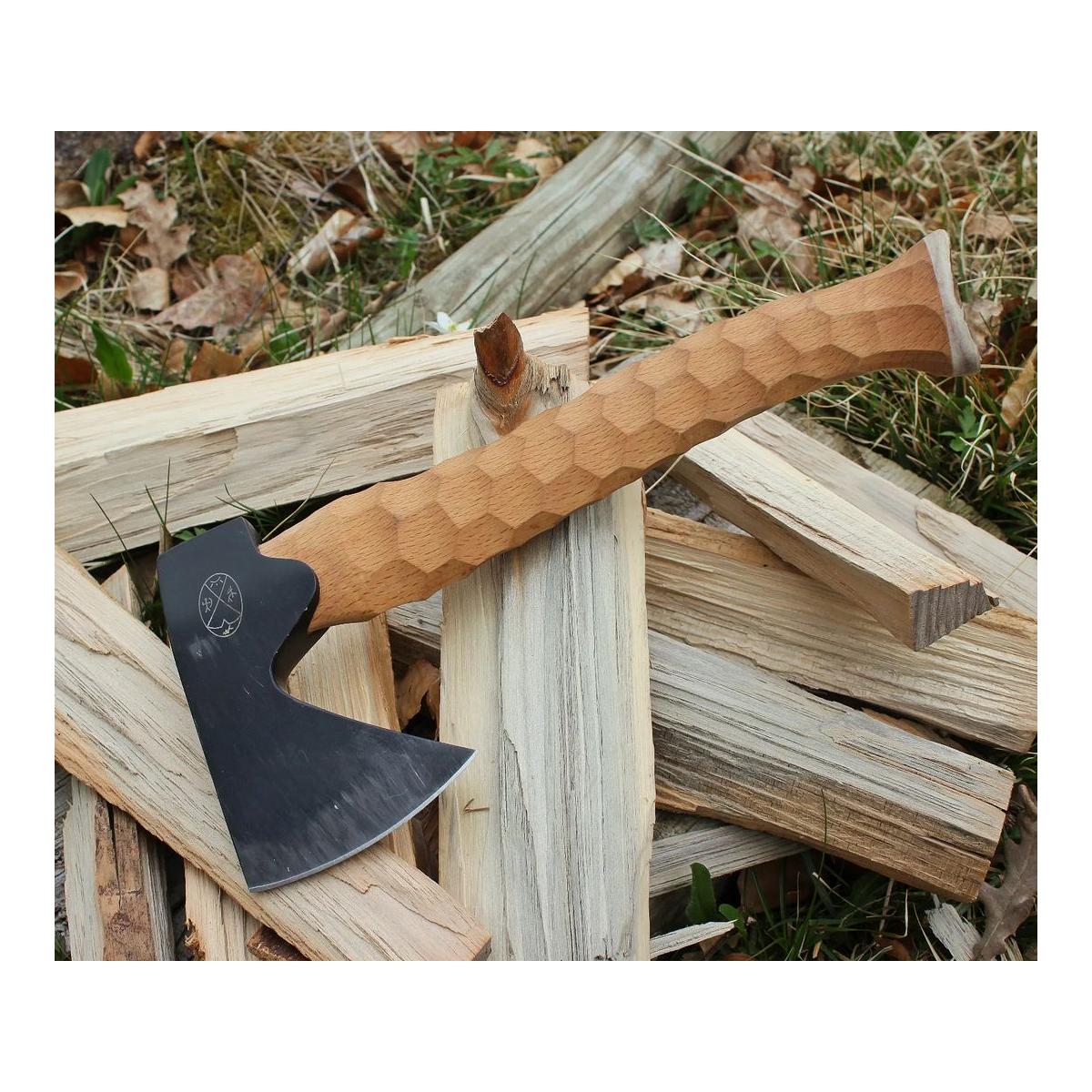 Karesuando Metsämies Hätä - High Carbon L - Bushcraft Axt mit Diamantschleifstein, Feuerstahl und Lederscheide